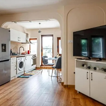 2-bedroom Flat - Sunny Balcony Apartman *