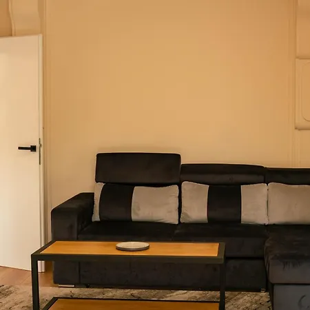 Apartman 2-bedroom Flat - Sunny Balcony