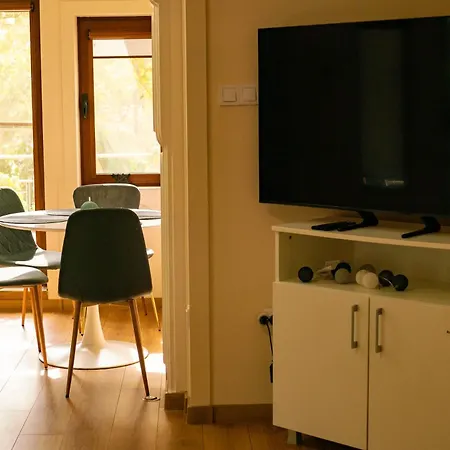 2-bedroom Flat - Sunny Balcony Apartman