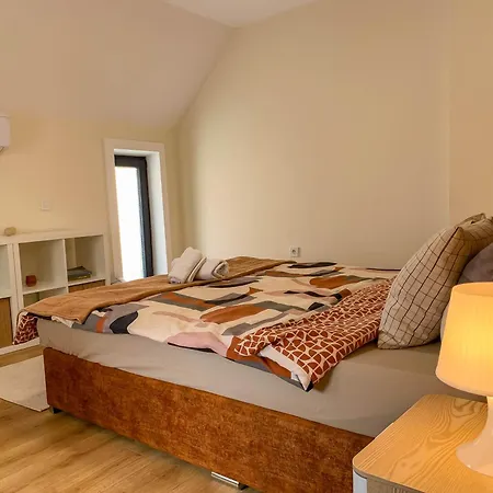 Apartman 2-bedroom Flat - Sunny Balcony