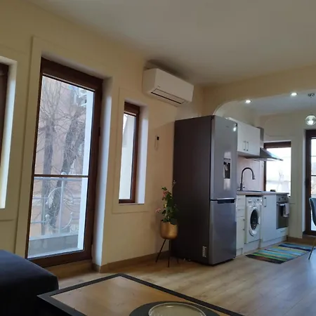 Apartament 2-bedroom Flat - Sunny Balcony
