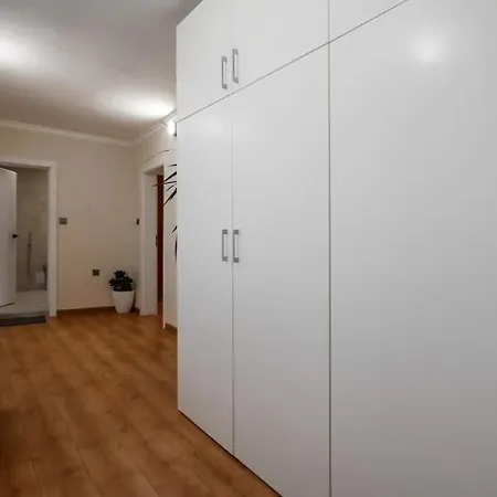 2-bedroom Flat - Sunny Balcony Lägenhet *