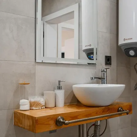 2-bedroom Flat - Sunny Balcony דירה