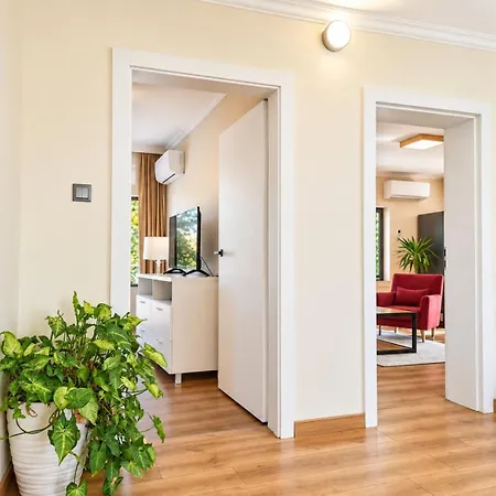 Sunny Balcony 2br Center Apartment